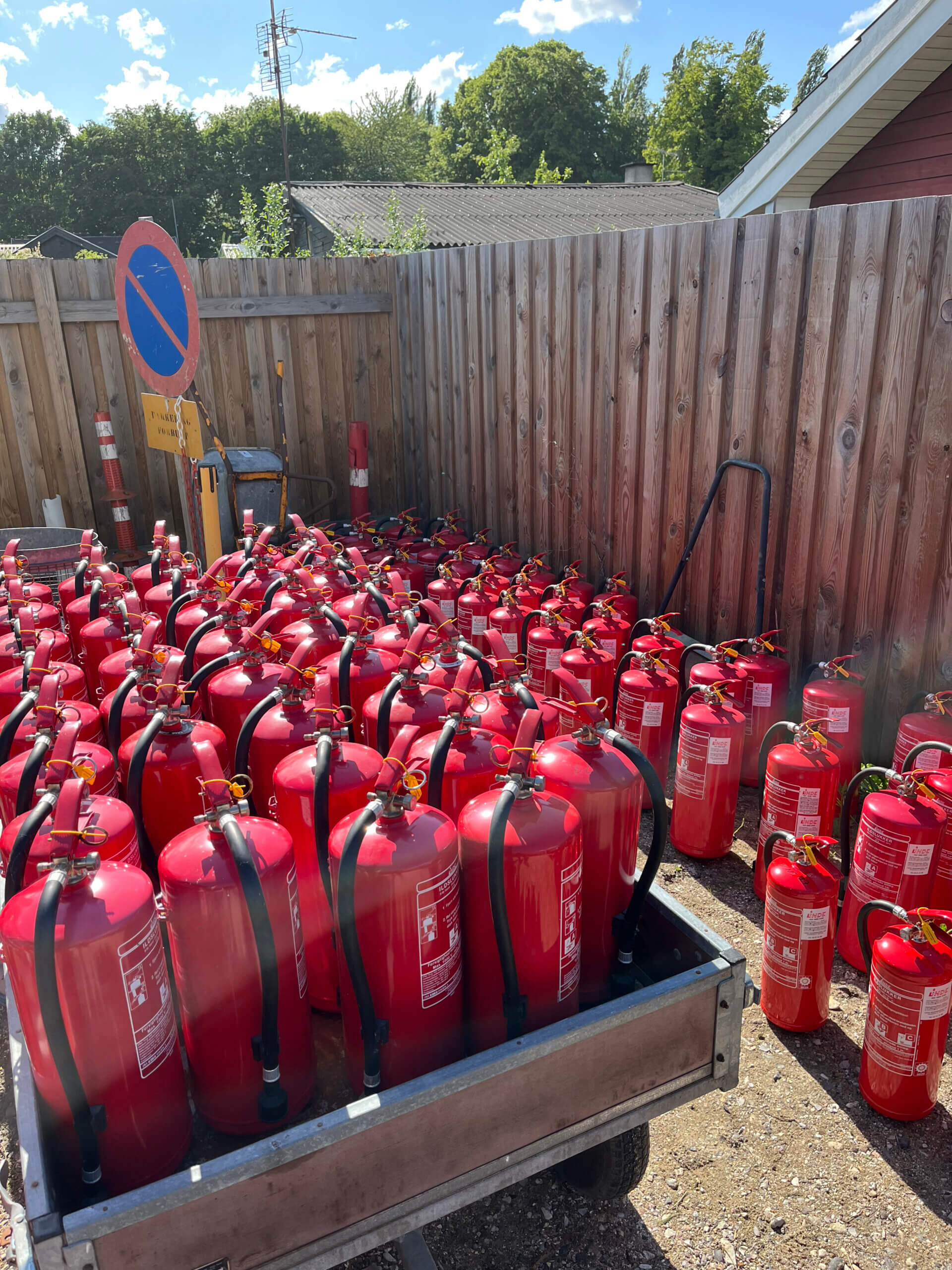 Billede af en masse brandslukkere efter de er blevet kontrolleret og efterset.